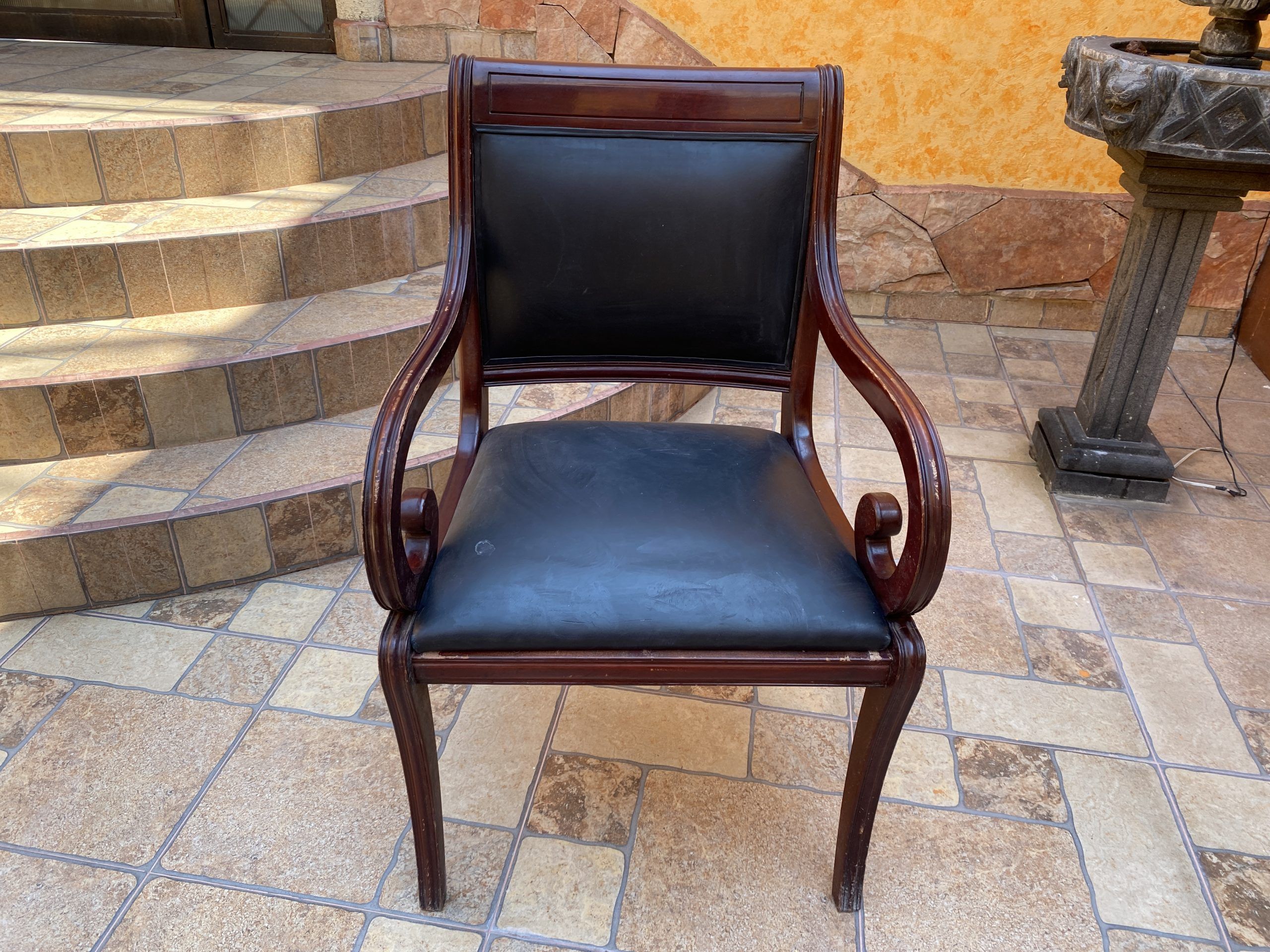 Lote 003 - 2 Sillas con 4 patas, descansa brazos, asiento y respaldo tipo piel color negro - Imagen 2