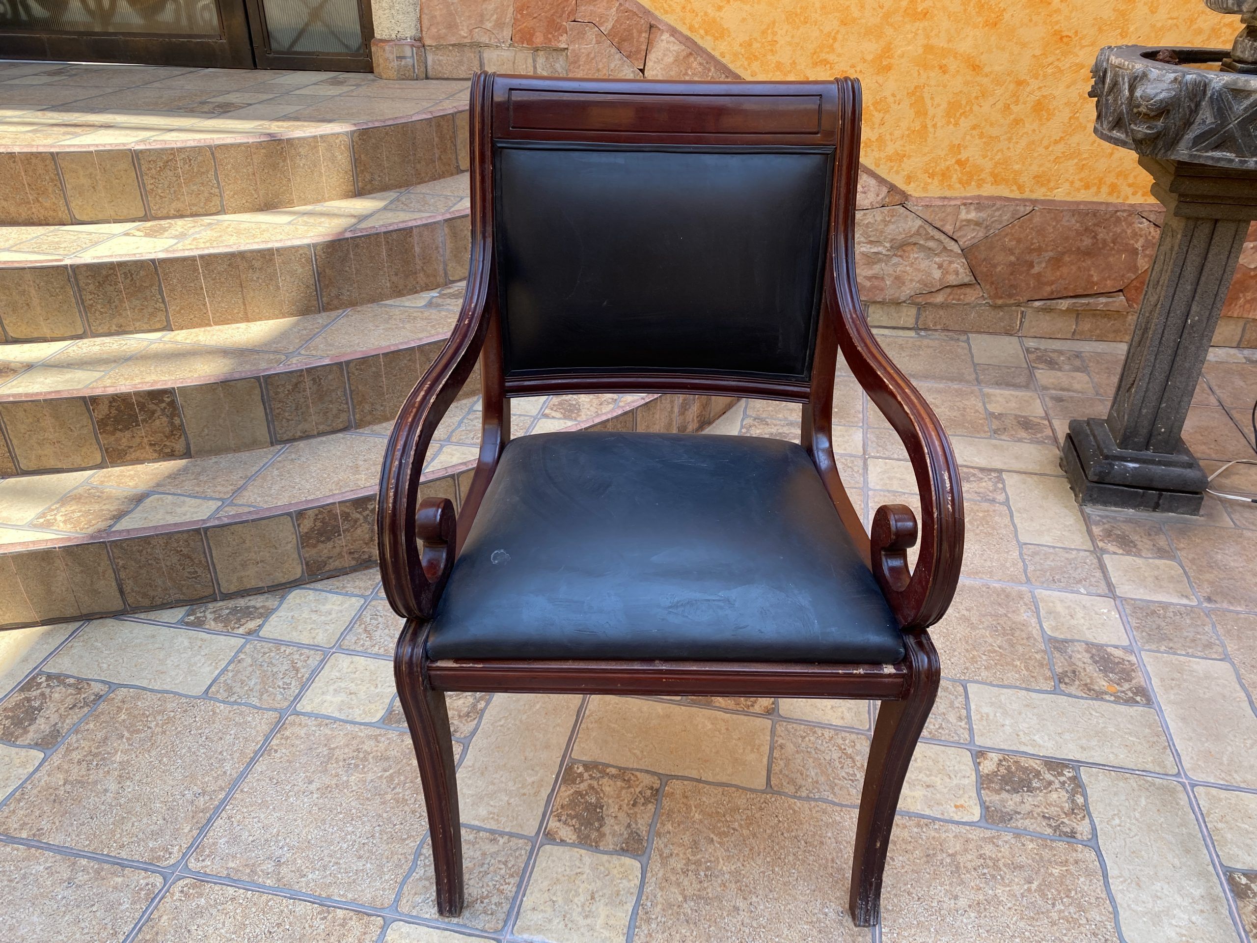 Lote 003 - 2 Sillas con 4 patas, descansa brazos, asiento y respaldo tipo piel color negro