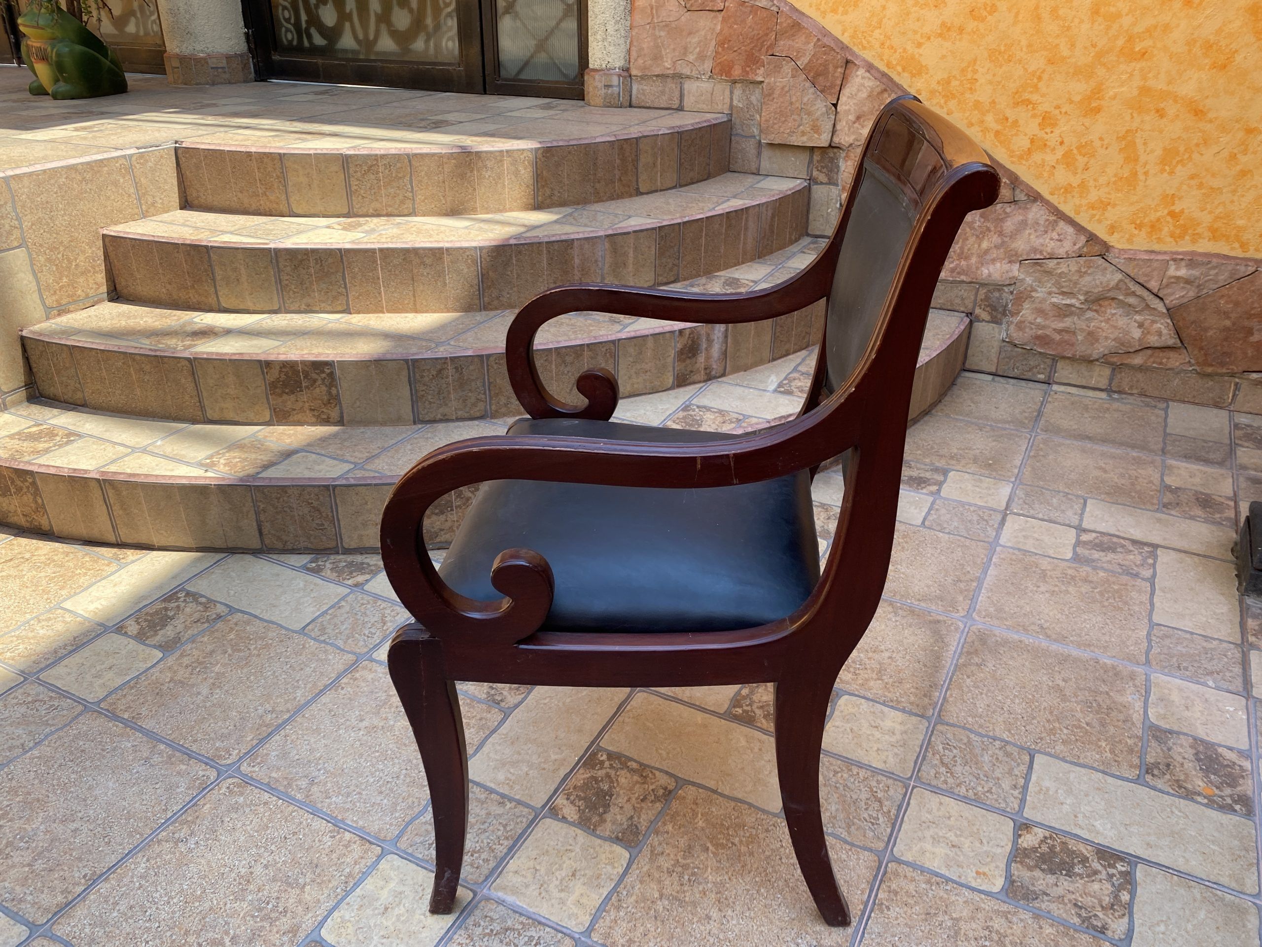 Lote 003 - 2 Sillas con 4 patas, descansa brazos, asiento y respaldo tipo piel color negro - Imagen 4