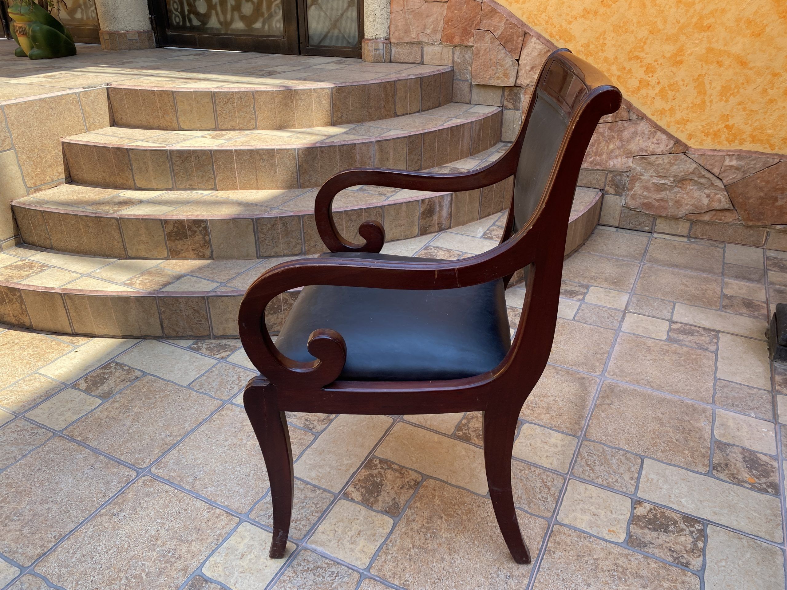 Lote 003 - 2 Sillas con 4 patas, descansa brazos, asiento y respaldo tipo piel color negro - Imagen 5