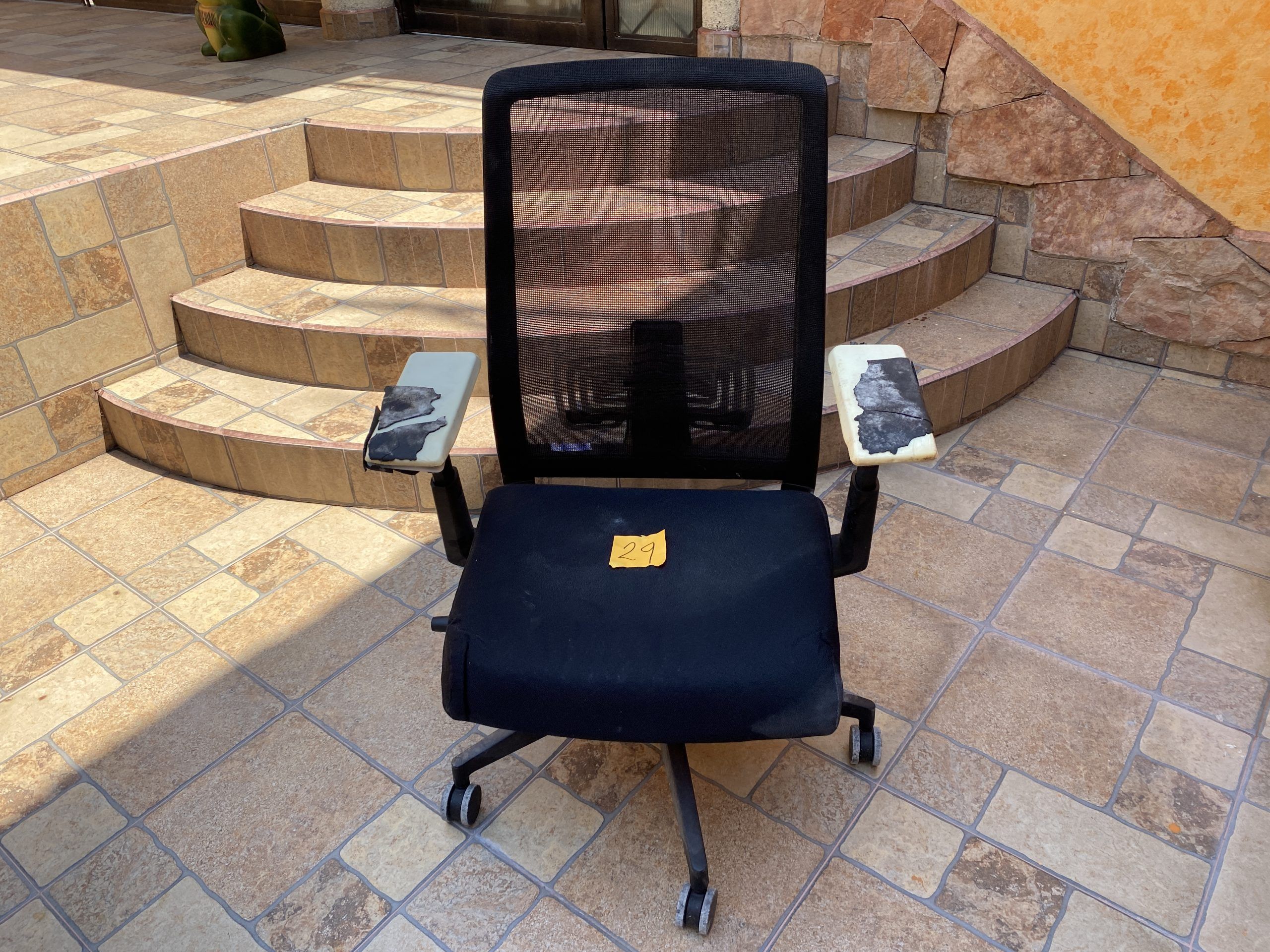 Lote 013 - 2 Sillas operativas con ruedas, descansa brazos, asiento y respaldo en tela color negro