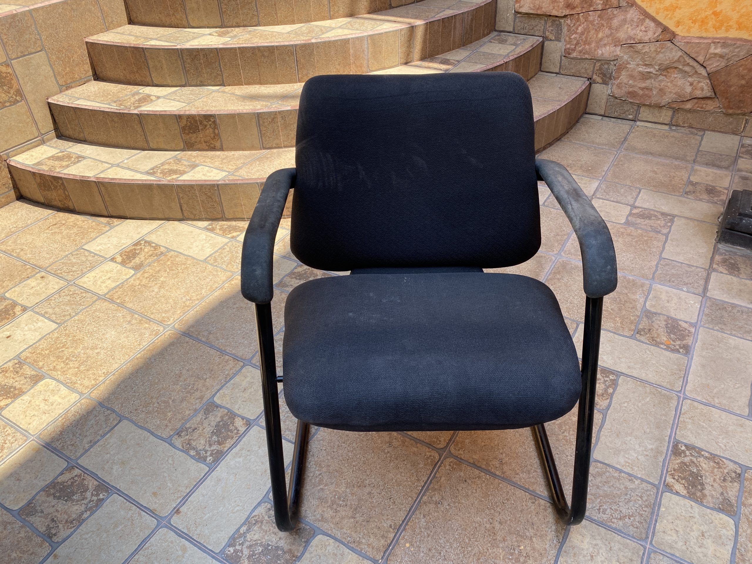 Lote 005 - 2 Sillas de visita tipo trineo con descansa brazos, asiento y respaldo en tela color negro