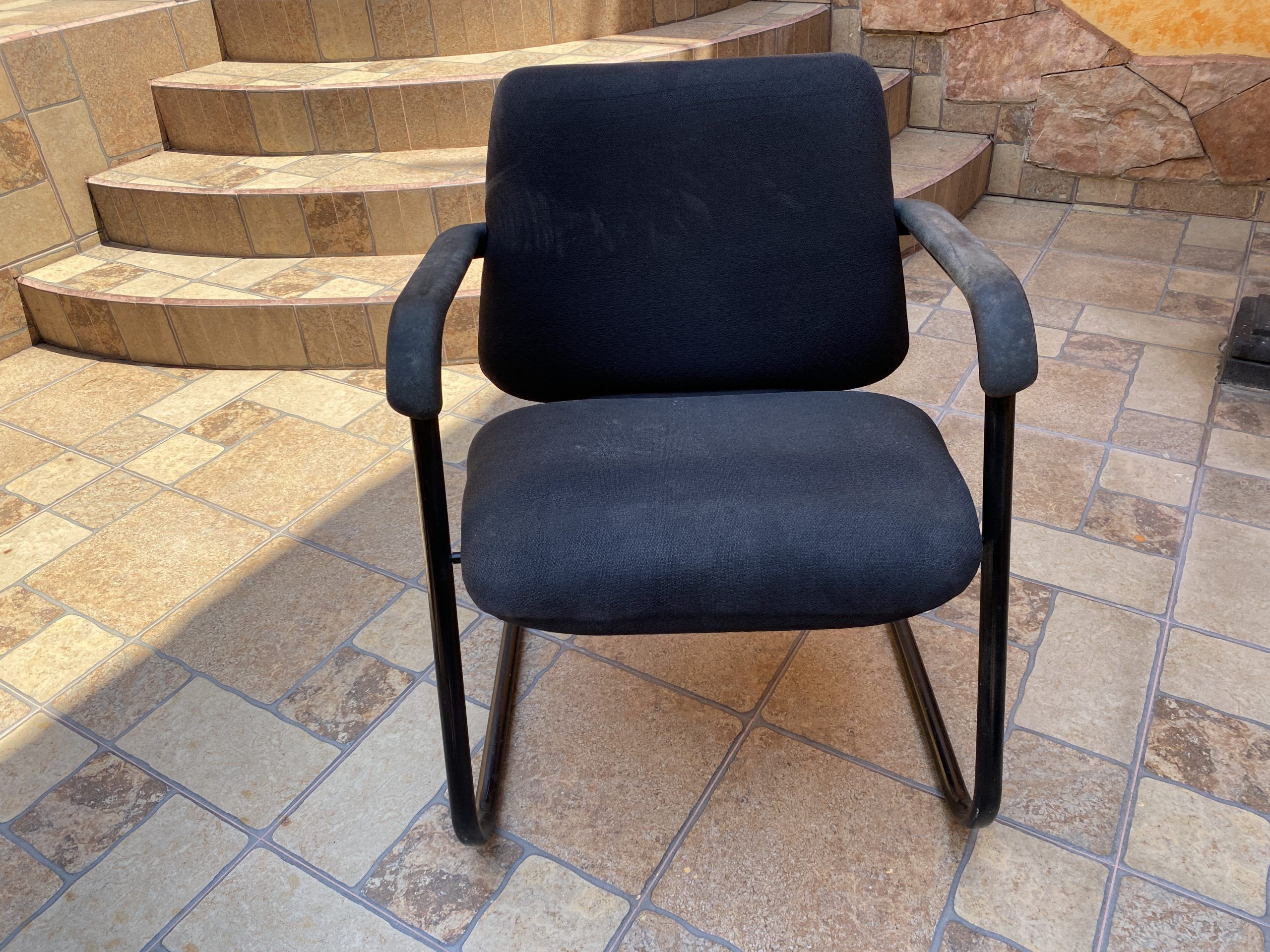 Lote 005 - 2 Sillas de visita tipo trineo con descansa brazos, asiento y respaldo en tela color negro - Imagen 3