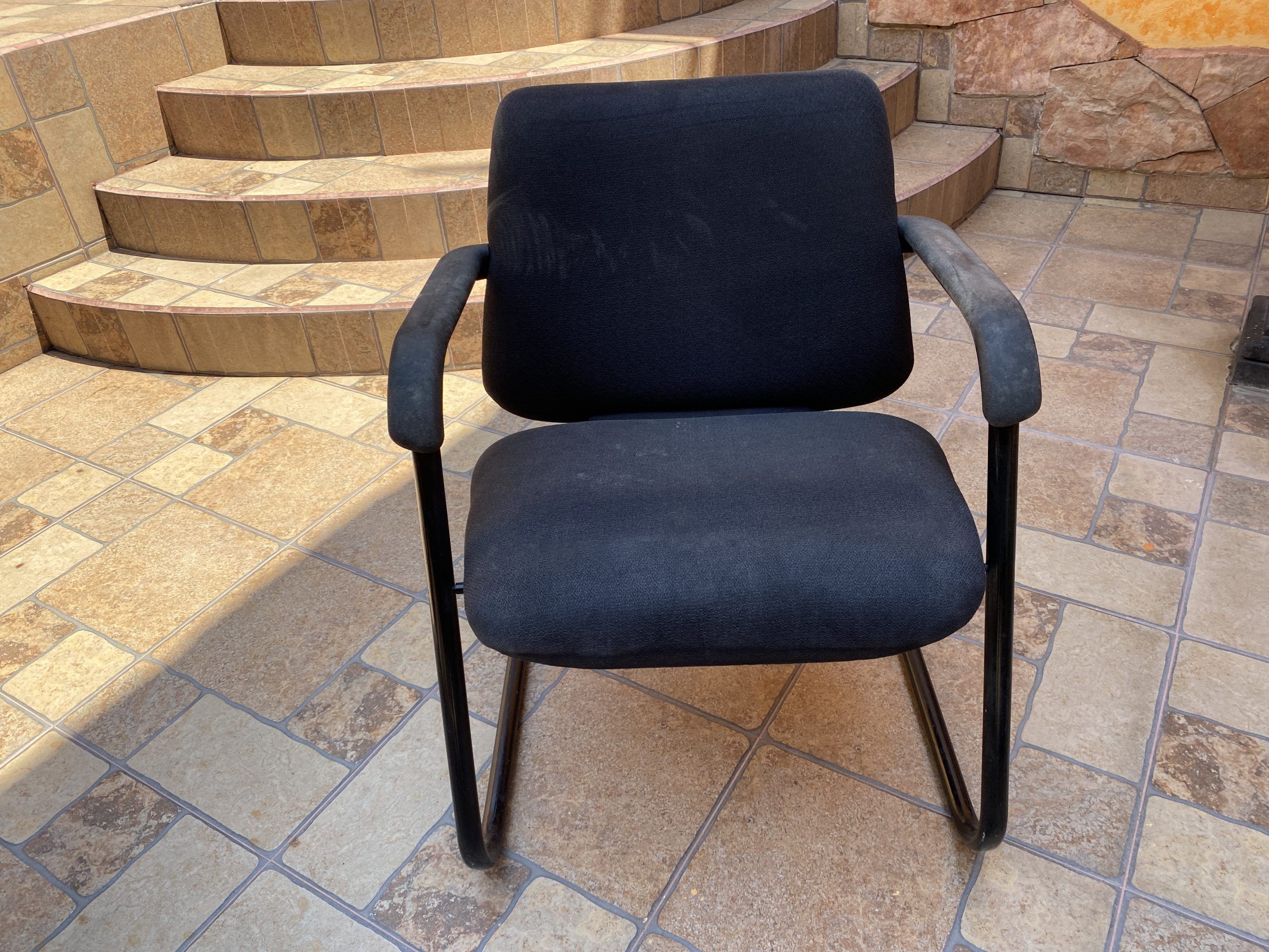Lote 005 - 2 Sillas de visita tipo trineo con descansa brazos, asiento y respaldo en tela color negro - Imagen 2