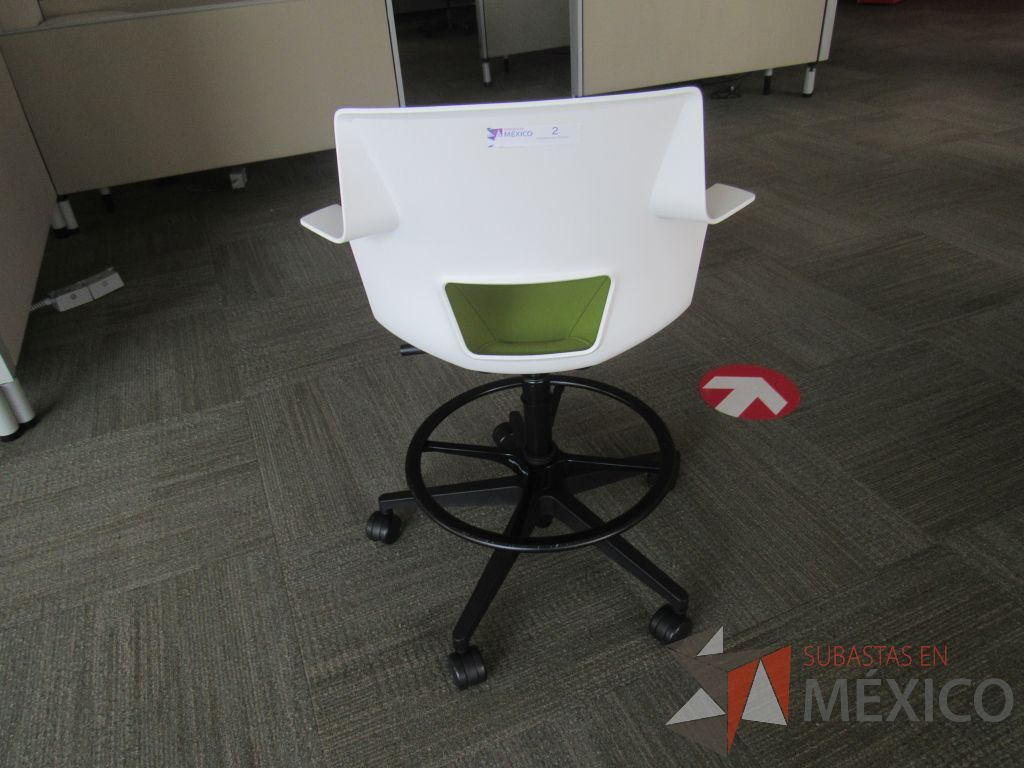 Lote 020 - Silla alta con descansa pies, ruedas, asiento y respaldo liso color blanco y cojín color verde - Imagen 5