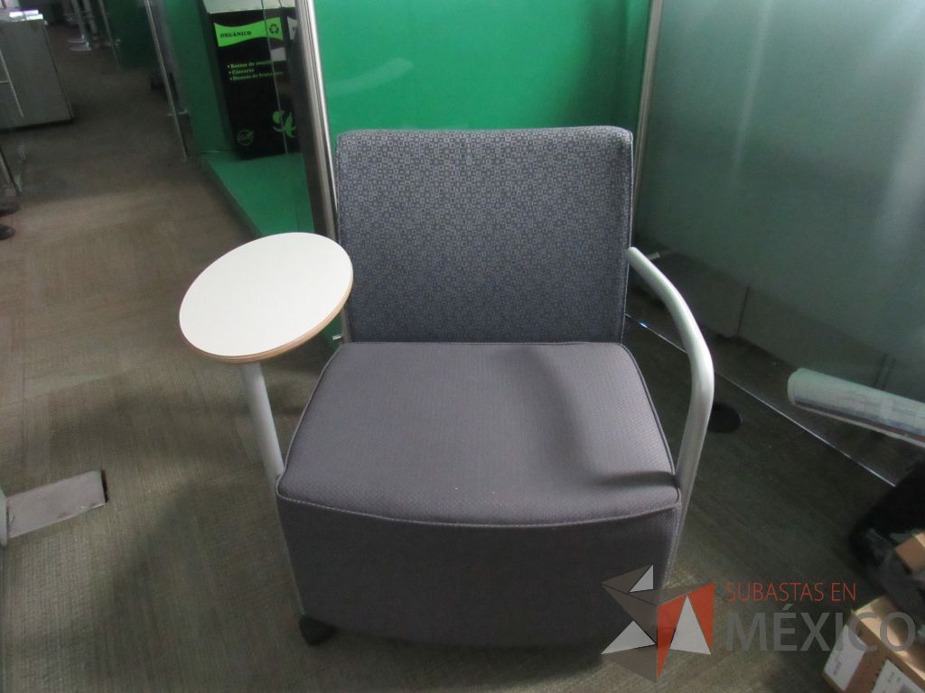 Lote 071 - Sillón de 1 plaza con paleta, 2 ruedas, descansa brazos, asiento y respaldo en tela color gris.