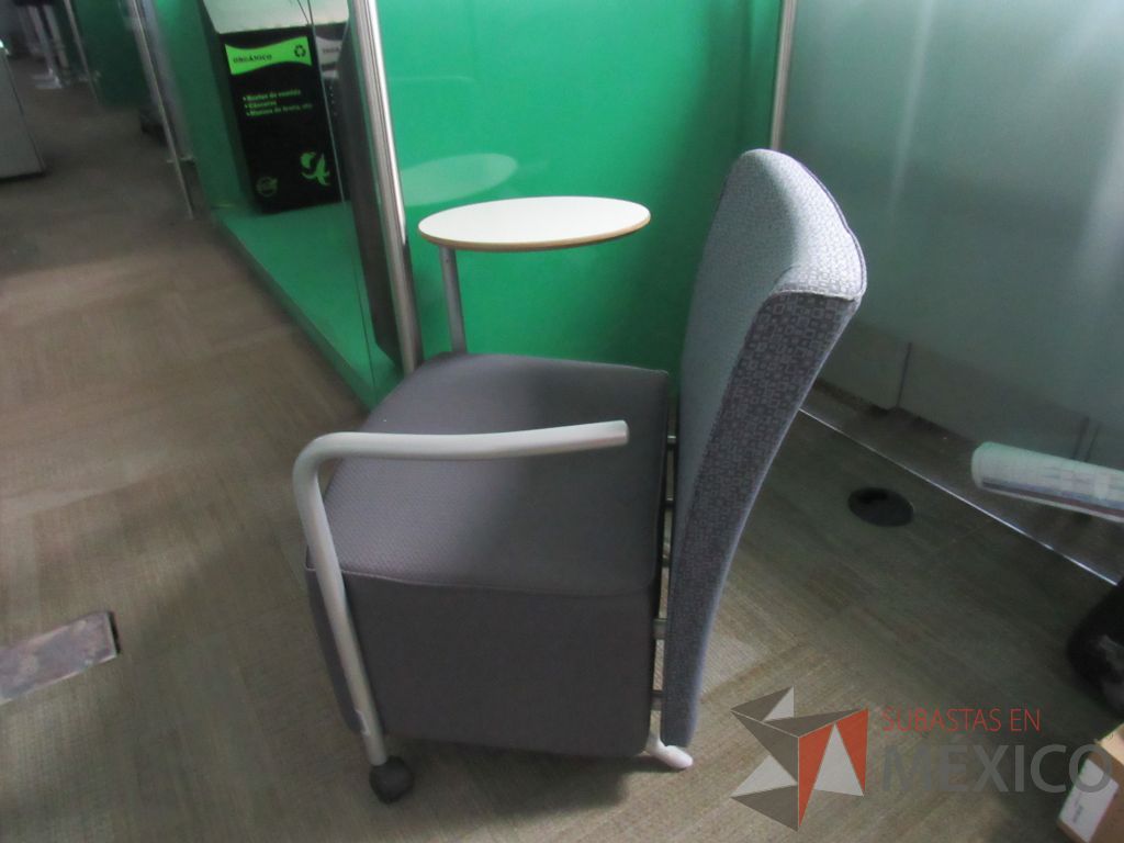 Lote 071 - Sillón de 1 plaza con paleta, 2 ruedas, descansa brazos, asiento y respaldo en tela color gris. - Imagen 5