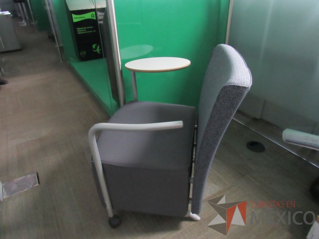 Lote 071 - Sillón de 1 plaza con paleta, 2 ruedas, descansa brazos, asiento y respaldo en tela color gris. - Imagen 4