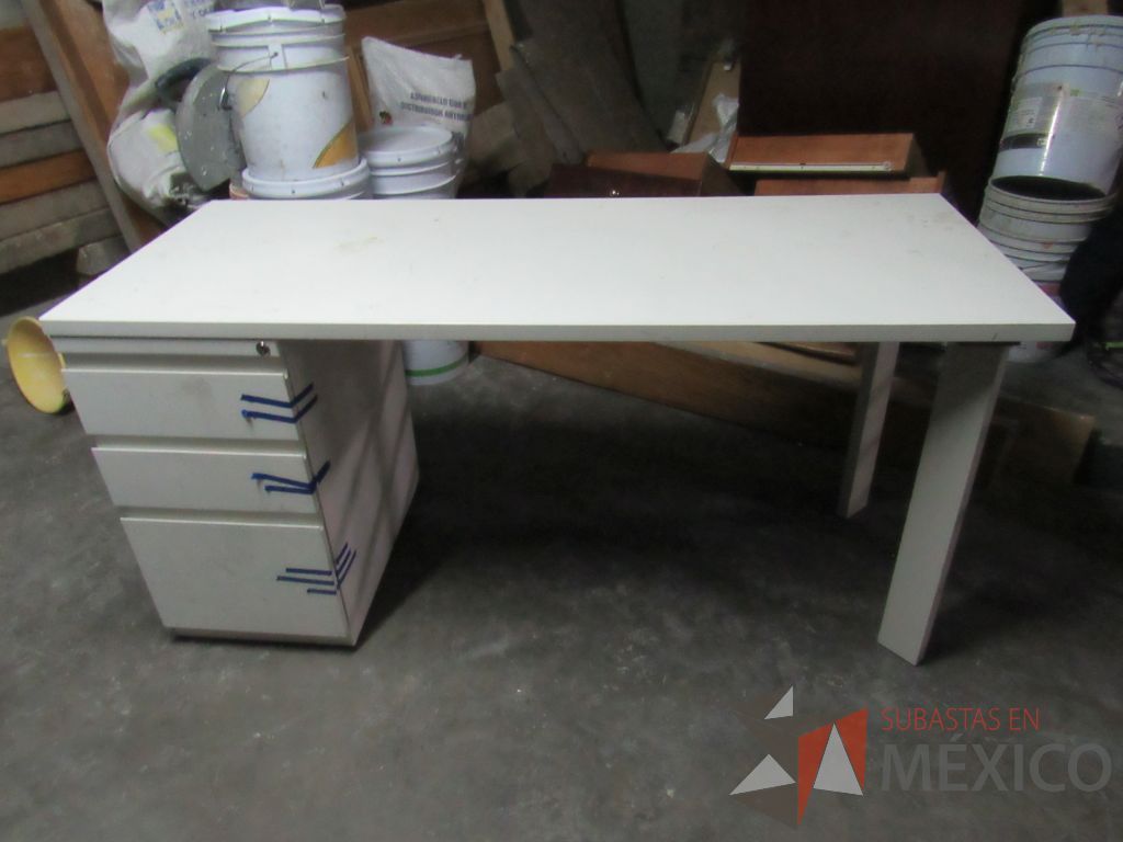 Lote 036 - Escritorio con archivero de pedestal de 3 cajones y cubierta color madera