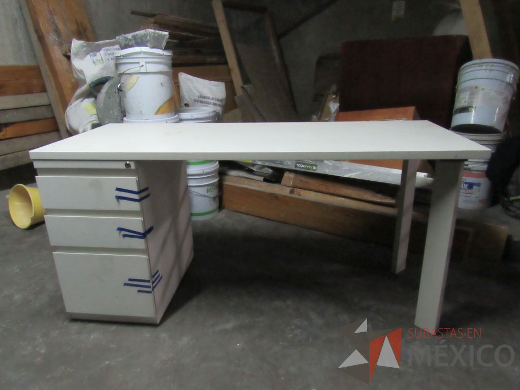 Lote 036 - Escritorio con archivero de pedestal de 3 cajones y cubierta color madera - Imagen 3