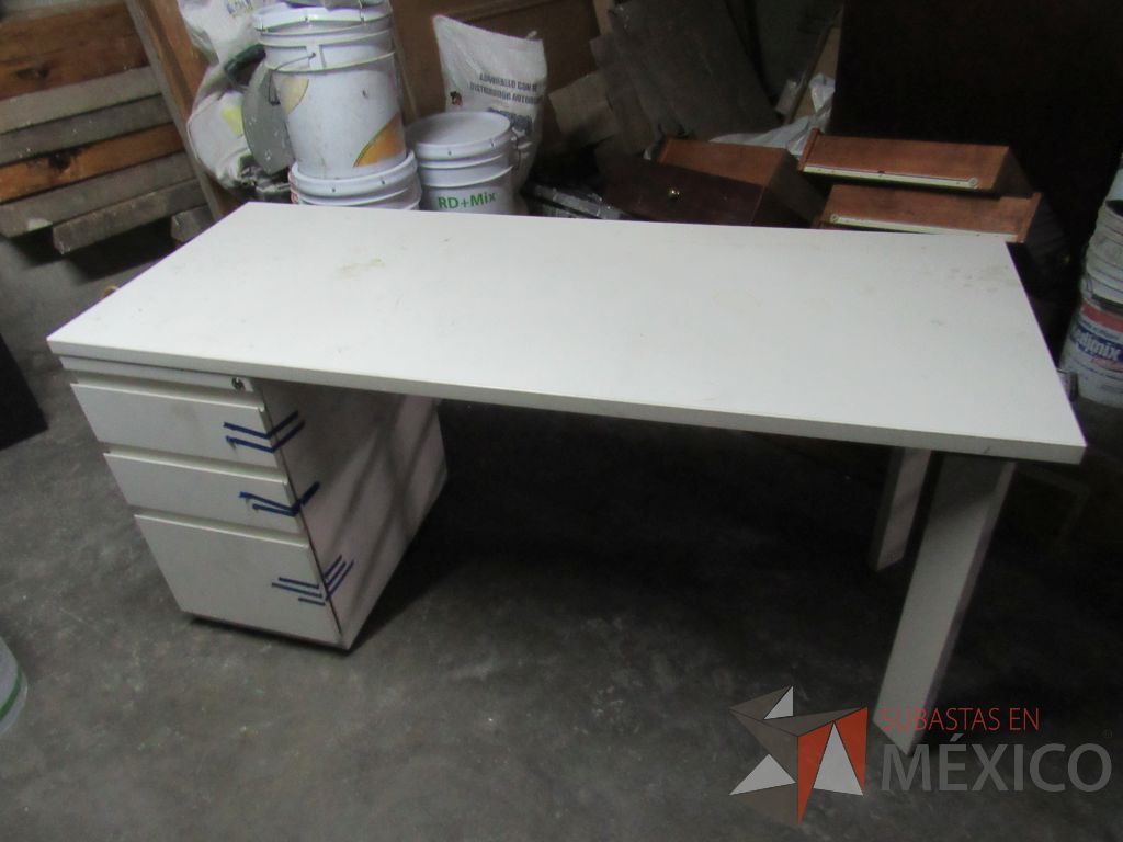 Lote 036 - Escritorio con archivero de pedestal de 3 cajones y cubierta color madera - Imagen 4