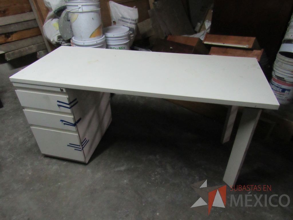 Lote 036 - Escritorio con archivero de pedestal de 3 cajones y cubierta color madera - Imagen 7