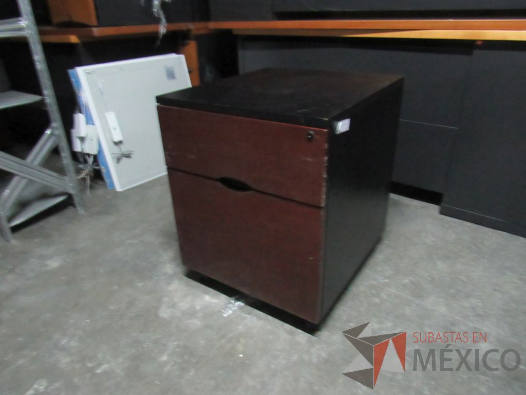Lote 018 - Archivero vertical de 2 cajones con ruedas color negro y tapas color vino - Imagen 2