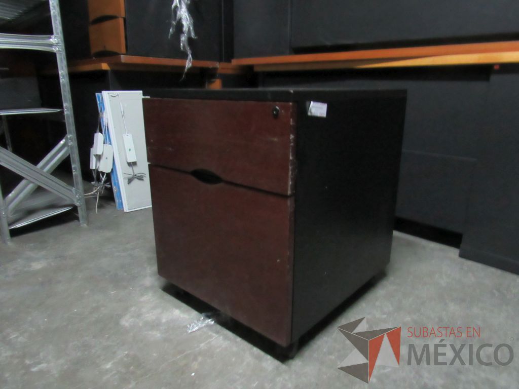Lote 018 - Archivero vertical de 2 cajones con ruedas color negro y tapas color vino - Imagen 3
