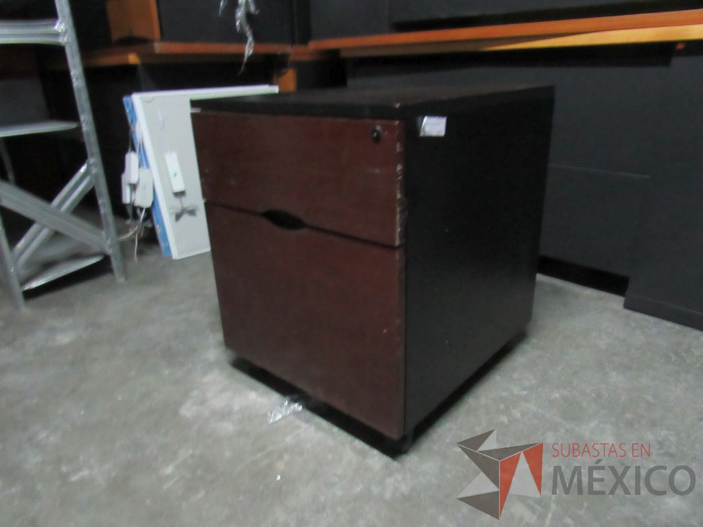 Lote 018 - Archivero vertical de 2 cajones con ruedas color negro y tapas color vino - Imagen 4