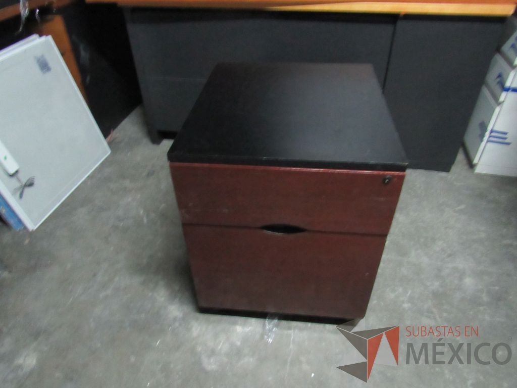 Lote 018 - Archivero vertical de 2 cajones con ruedas color negro y tapas color vino - Imagen 5