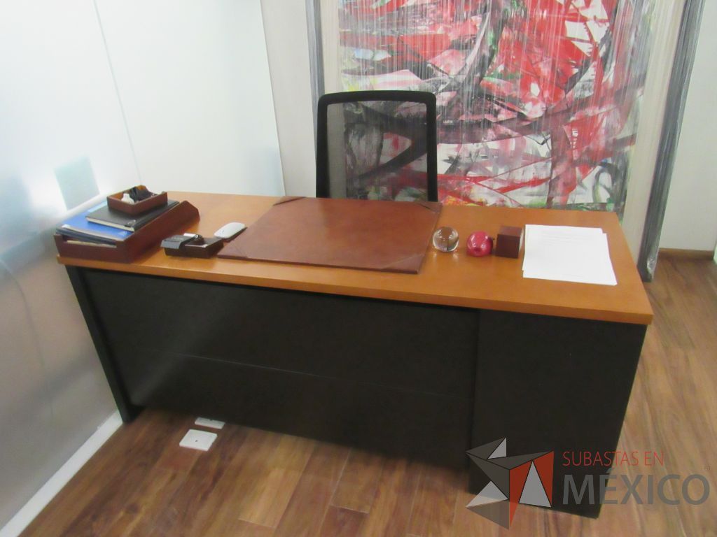 Lote 028 - Escritorio con archivero de pedestal de 3 cajones y cubierta color madera - Imagen 4