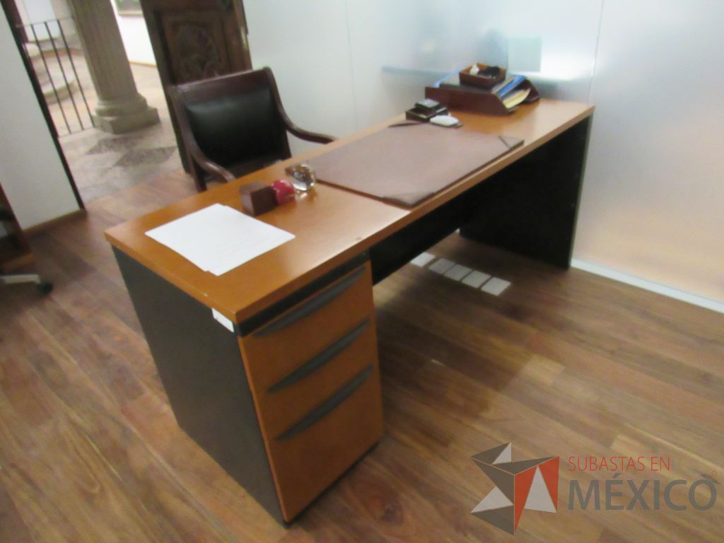 Lote 019 - Escritorio con archivero de pedestal de 3 cajones y cubierta color madera