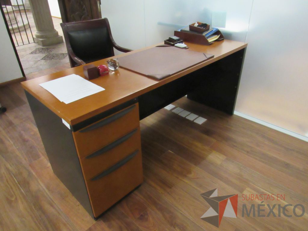 Lote 028 - Escritorio con archivero de pedestal de 3 cajones y cubierta color madera - Imagen 5