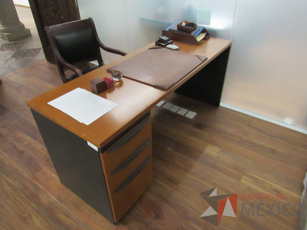 Lote 028 - Escritorio con archivero de pedestal de 3 cajones y cubierta color madera - Imagen 7