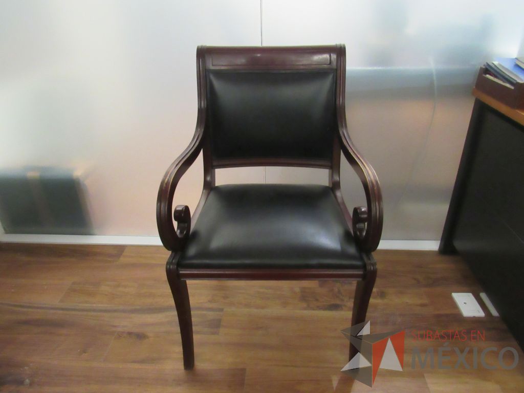 Lote 005 - Silla de visita con 4 patas, asiento y respaldo tipo piel color negro