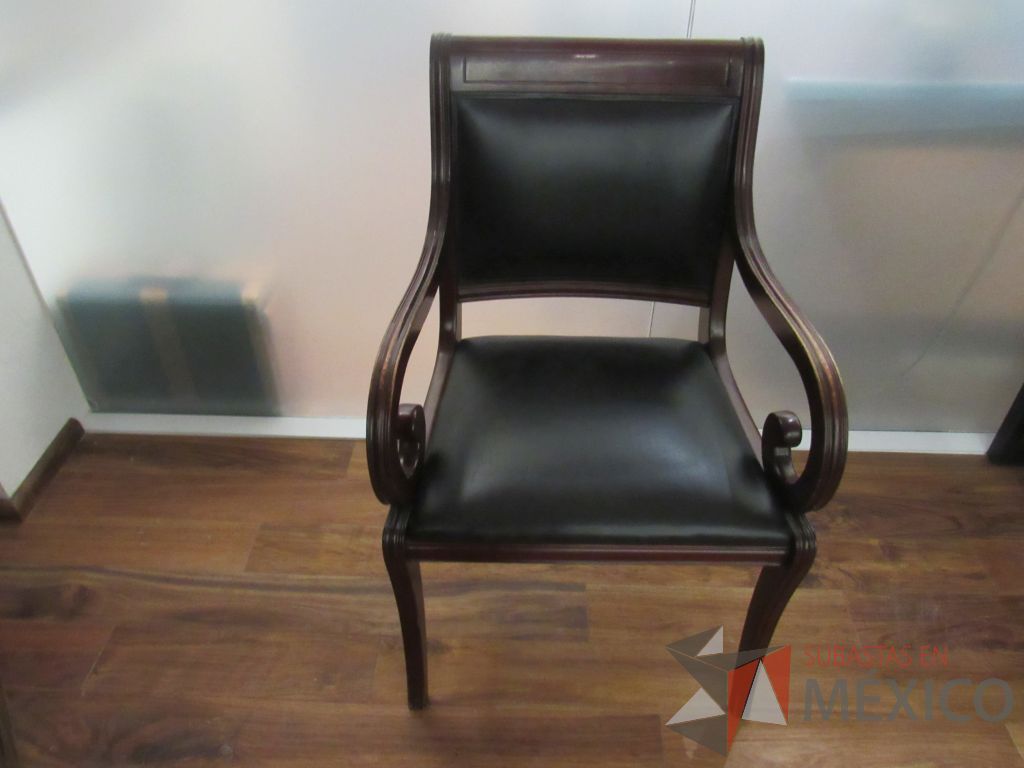 Lote 005 - Silla de visita con 4 patas, asiento y respaldo tipo piel color negro - Imagen 2