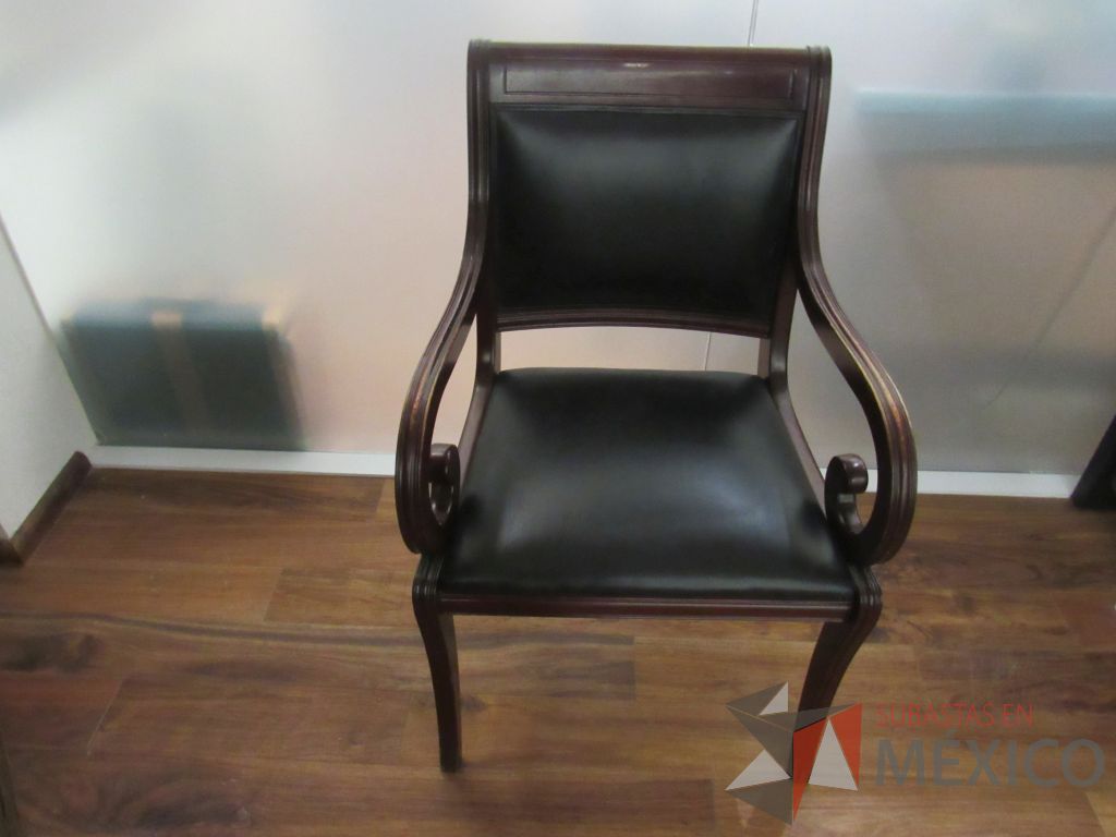 Lote 005 - Silla de visita con 4 patas, asiento y respaldo tipo piel color negro - Imagen 3