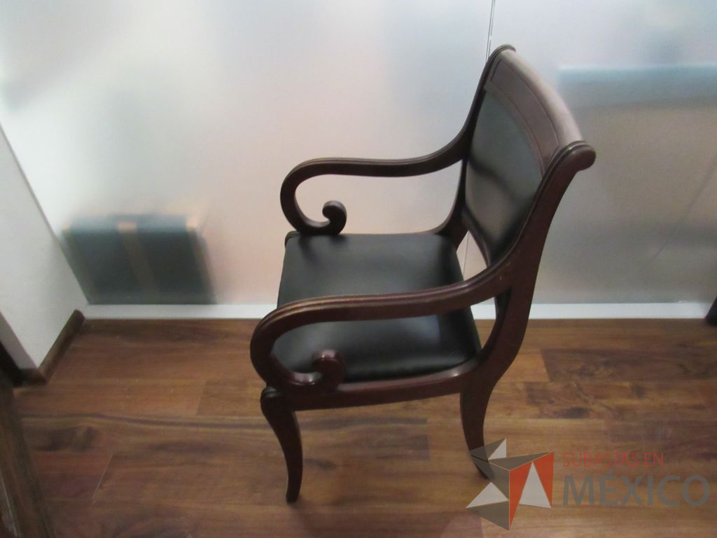 Lote 005 - Silla de visita con 4 patas, asiento y respaldo tipo piel color negro - Imagen 4