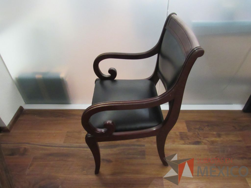 Lote 005 - Silla de visita con 4 patas, asiento y respaldo tipo piel color negro - Imagen 5
