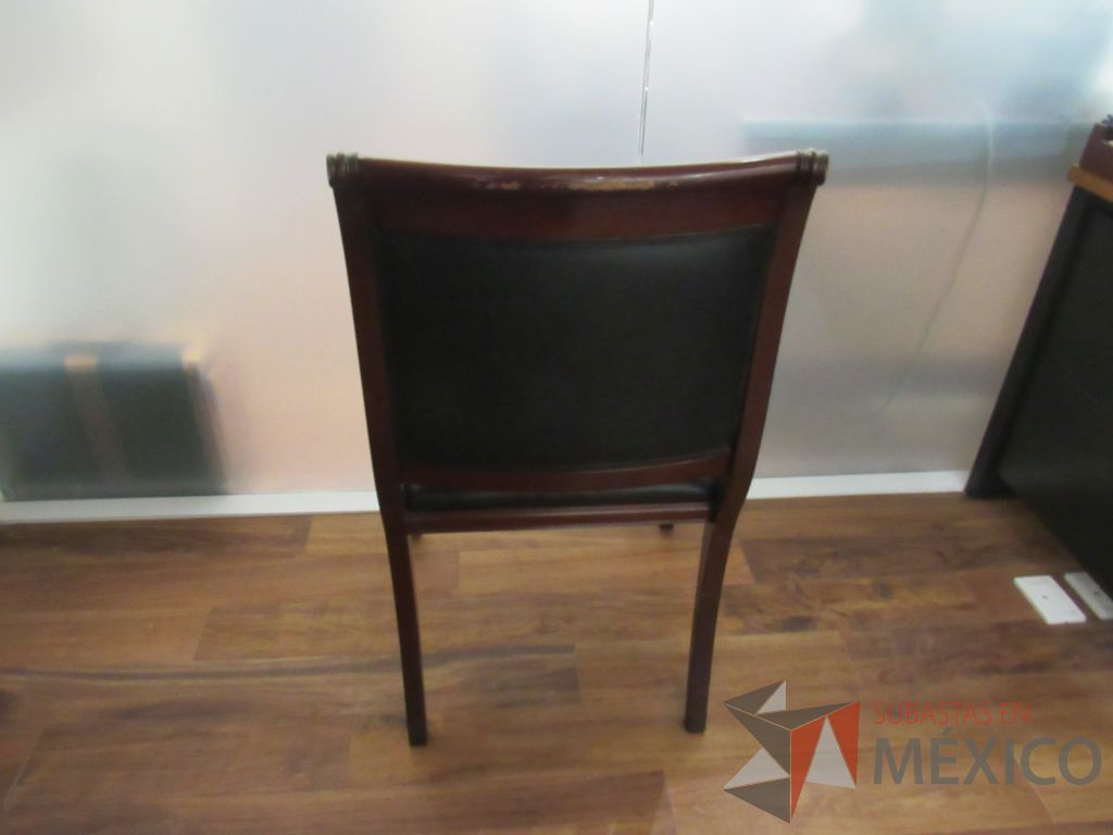 Lote 005 - Silla de visita con 4 patas, asiento y respaldo tipo piel color negro - Imagen 6