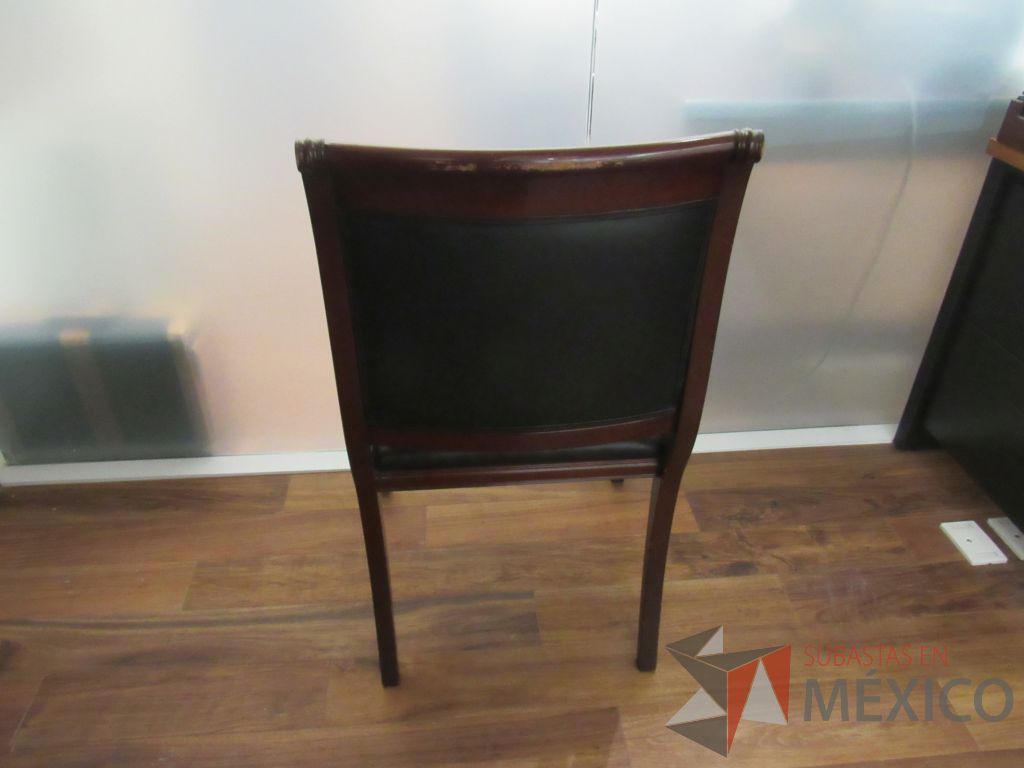 Lote 005 - Silla de visita con 4 patas, asiento y respaldo tipo piel color negro - Imagen 7