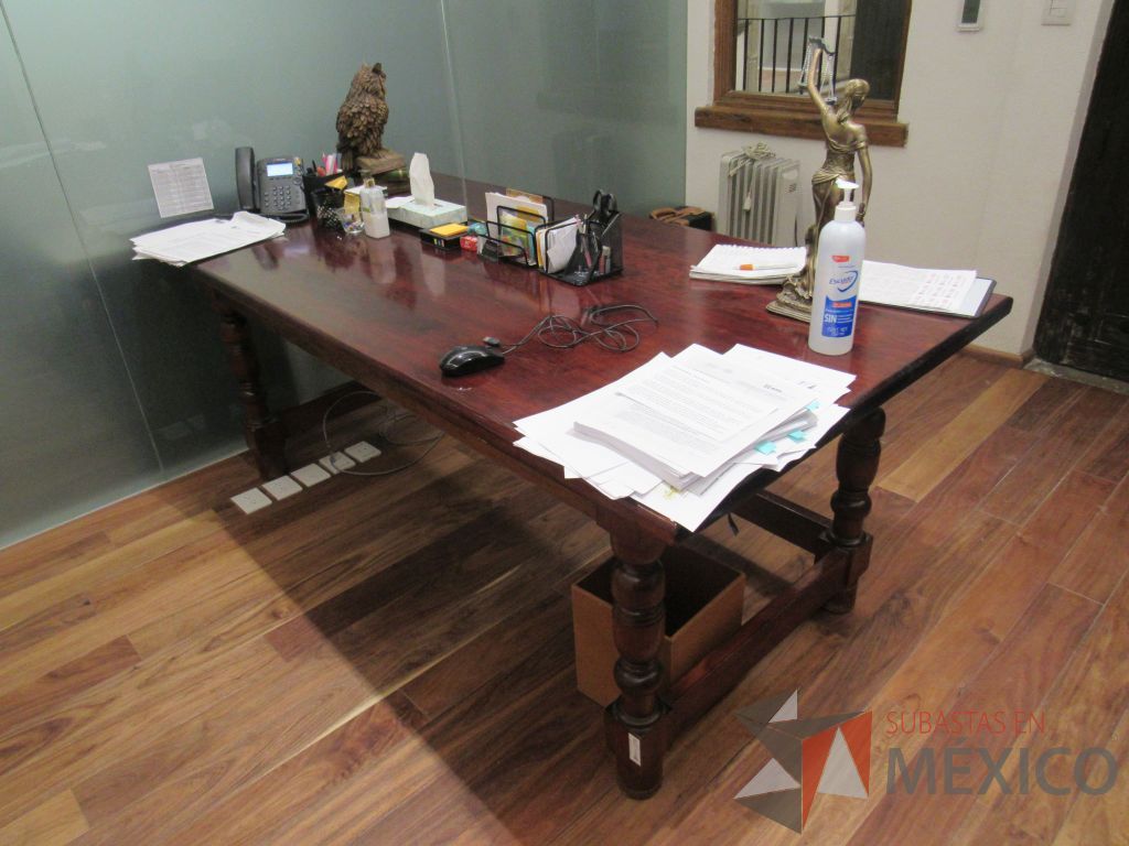 Lote 013 - Mesa de trabajo con 4 patas de madera color vino - Imagen 5