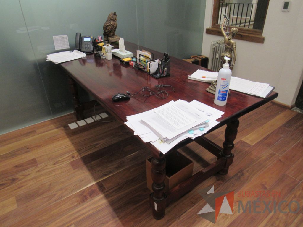 Lote 013 - Mesa de trabajo con 4 patas de madera color vino - Imagen 6