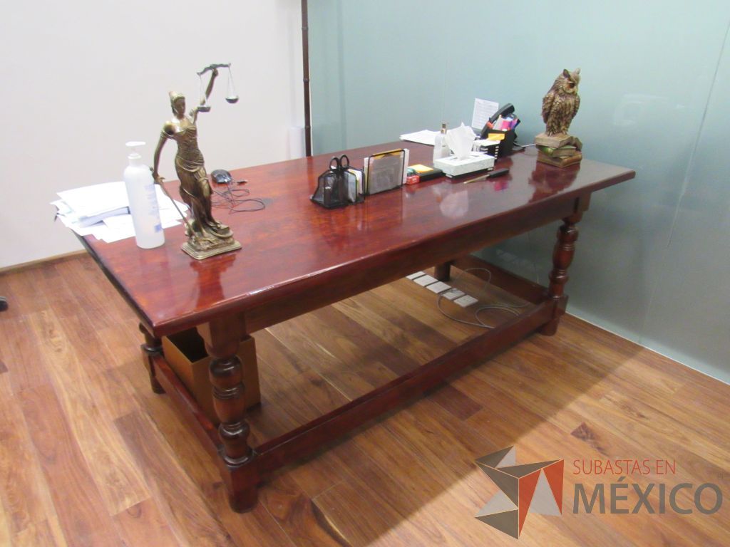 Lote 013 - Mesa de trabajo con 4 patas de madera color vino