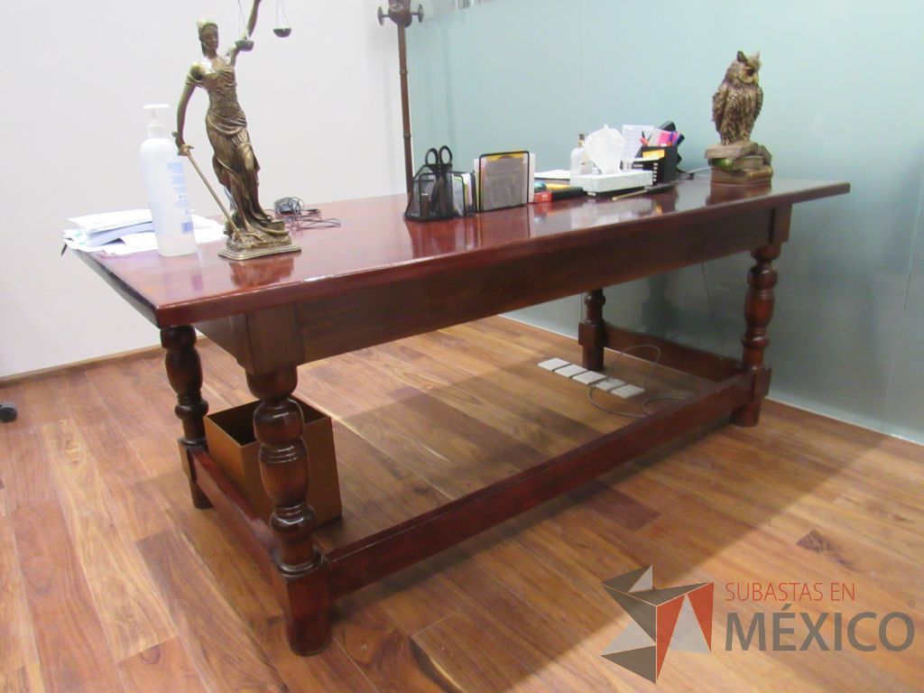 Lote 013 - Mesa de trabajo con 4 patas de madera color vino - Imagen 7