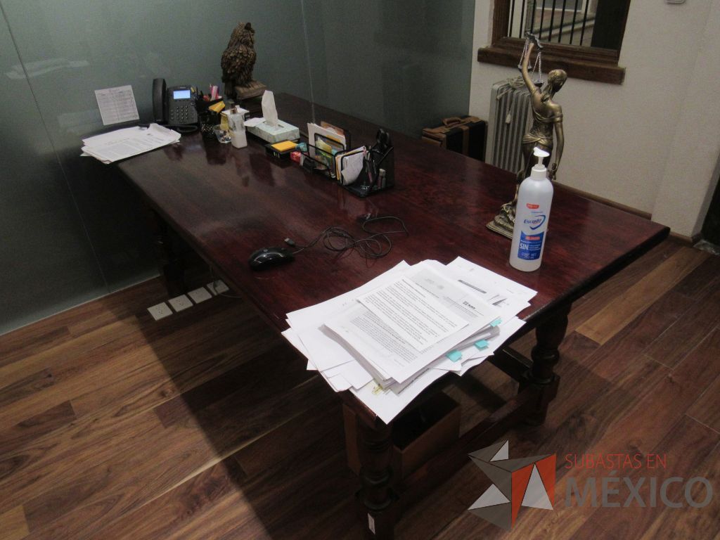 Lote 013 - Mesa de trabajo con 4 patas de madera color vino - Imagen 8