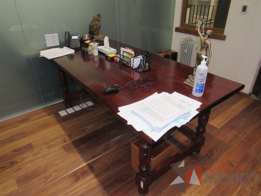 Lote 013 - Mesa de trabajo con 4 patas de madera color vino - Imagen 10