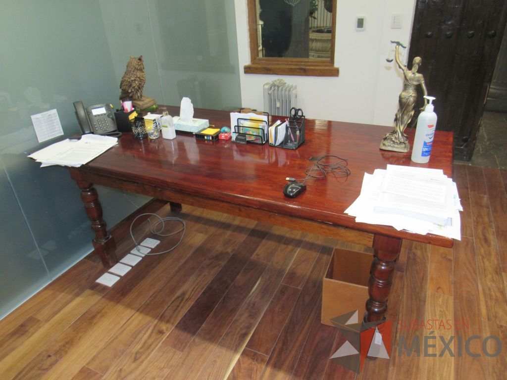 Lote 013 - Mesa de trabajo con 4 patas de madera color vino - Imagen 11