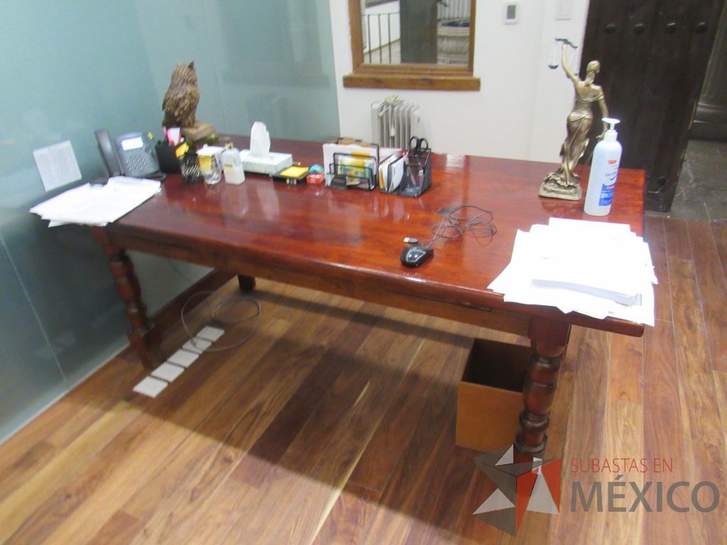 Lote 013 - Mesa de trabajo con 4 patas de madera color vino - Imagen 12