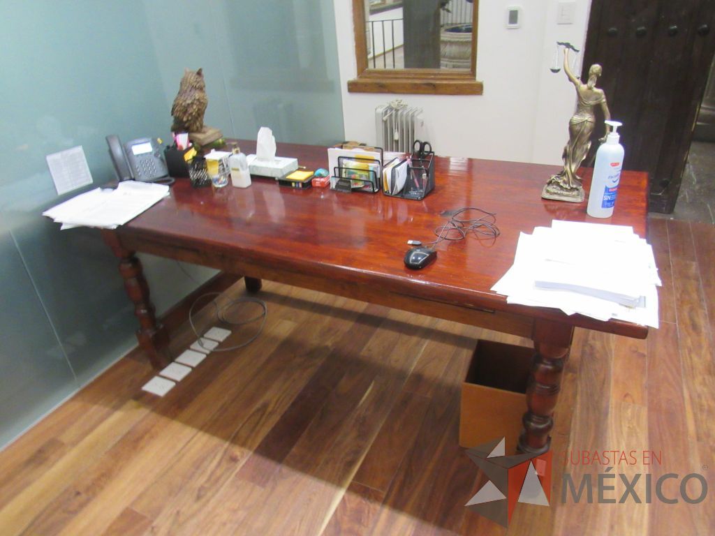 Lote 013 - Mesa de trabajo con 4 patas de madera color vino - Imagen 13