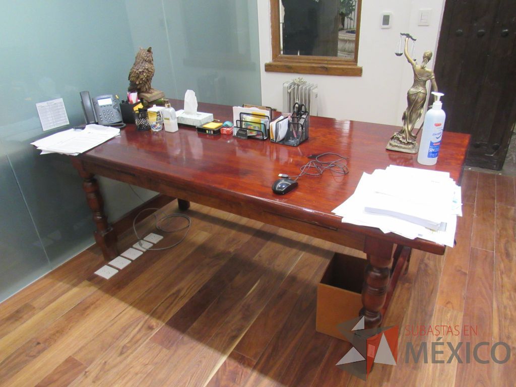 Lote 013 - Mesa de trabajo con 4 patas de madera color vino - Imagen 14