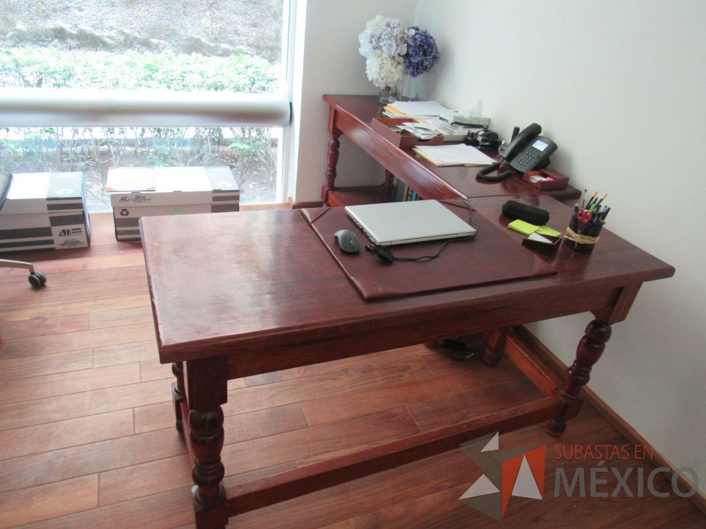 Lote 016 - Mesa de trabajo de madera con entrepaño color vino - Imagen 2