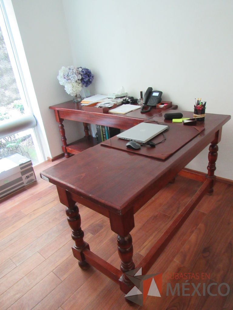 Lote 016 - Mesa de trabajo de madera con entrepaño color vino - Imagen 3