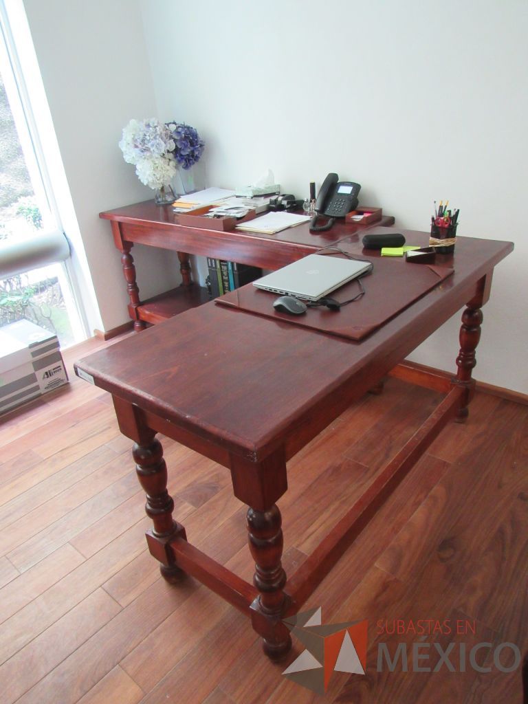 Lote 016 - Mesa de trabajo de madera con entrepaño color vino - Imagen 4