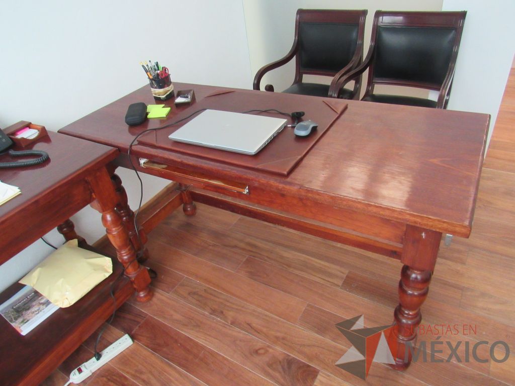 Lote 016 - Mesa de trabajo de madera con entrepaño color vino - Imagen 5