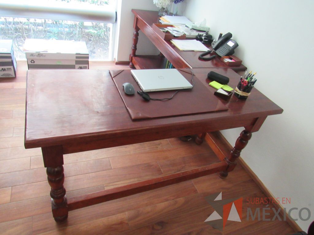 Lote 016 - Mesa de trabajo de madera con entrepaño color vino - Imagen 7
