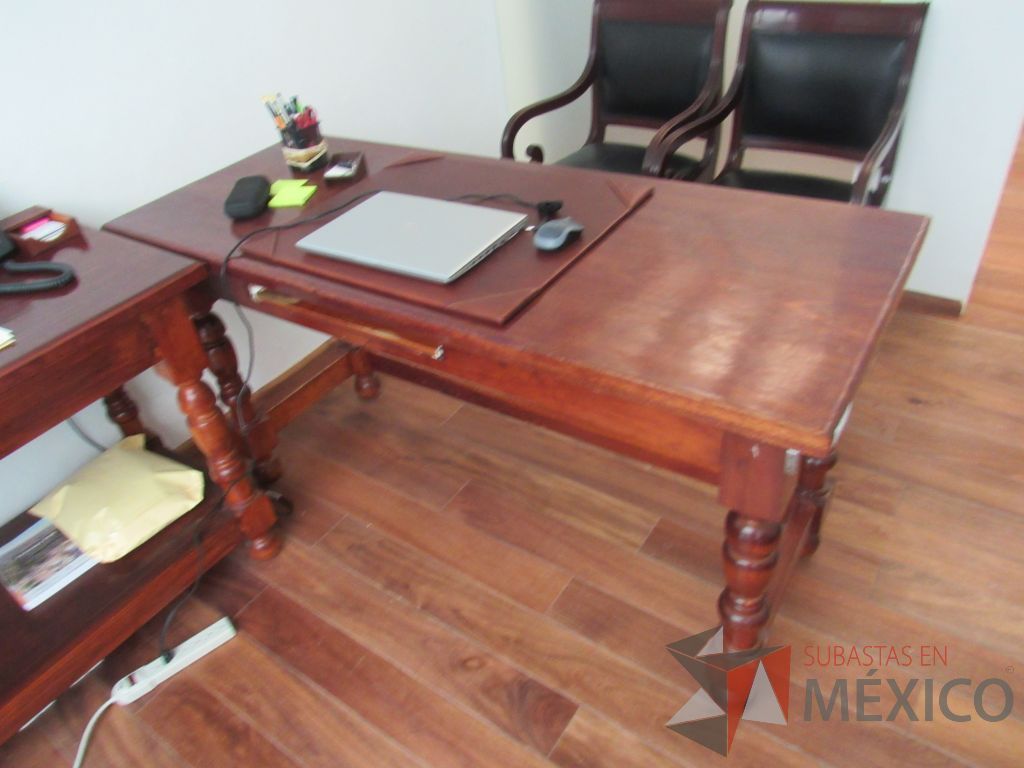 Lote 016 - Mesa de trabajo de madera con entrepaño color vino - Imagen 8