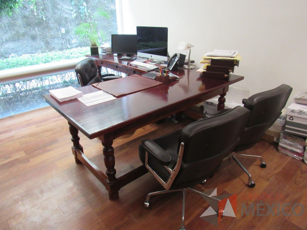 Lote 018 - Mesa de trabajo con 4 patas y 3 cajones color madera color vino - Imagen 2