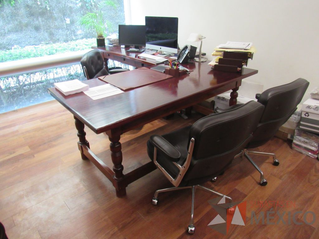 Lote 018 - Mesa de trabajo con 4 patas y 3 cajones color madera color vino