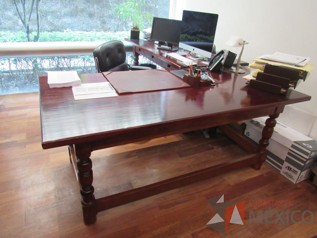 Lote 018 - Mesa de trabajo con 4 patas y 3 cajones color madera color vino - Imagen 5